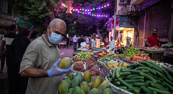سوق سعد زغلول المحلي في القاهرة. برغم الضرر البالغ الذي ألحقته الجائحة بالاقتصاد، كانت مصر من الأسواق الصاعدة القليلة التي واصلت النمو. الصورة: IMF Photo/Roger Anis))