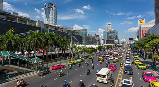   汽车和摩托车穿梭在泰国曼谷一条繁忙的街道。去年泰国的经济增长强劲，增速估计为3.9%（Robert Harding/Newscom）