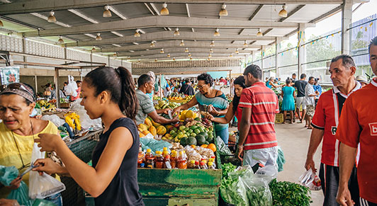 Cómo el auge de las materias primas ayudó a combatir la pobreza y la desigualdad en América Latina