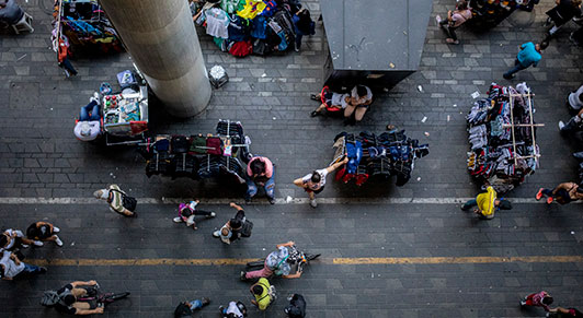 Una recuperación obstaculizada por profundas fisuras