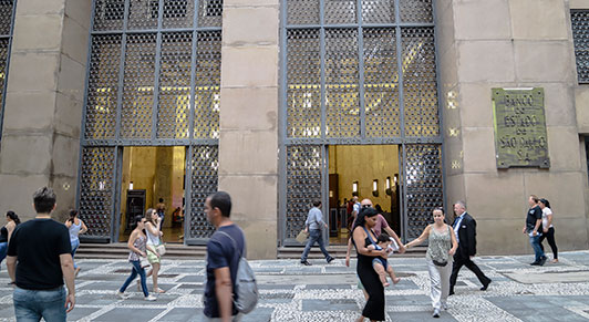 Cómo manejar el ciclo de auge y colapso de los flujos de capitales en América Latina