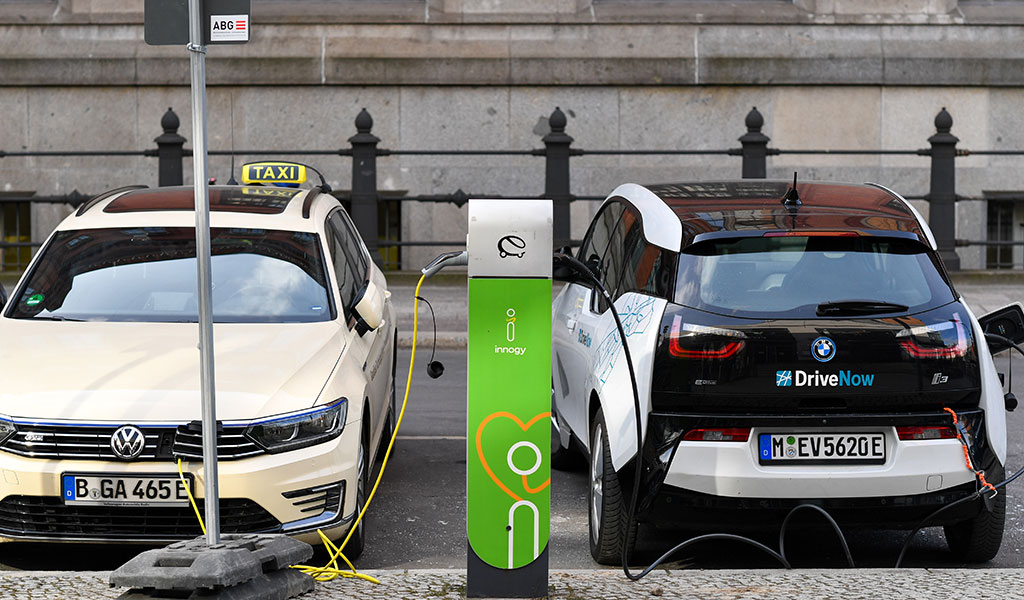 Chart of the Week: A Bumpy Road Ahead for Electric Cars