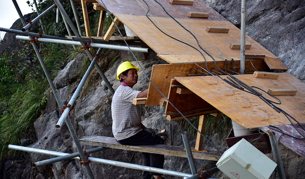 Propping Up the Chinese Economy: Credit versus Fiscal Stimulus