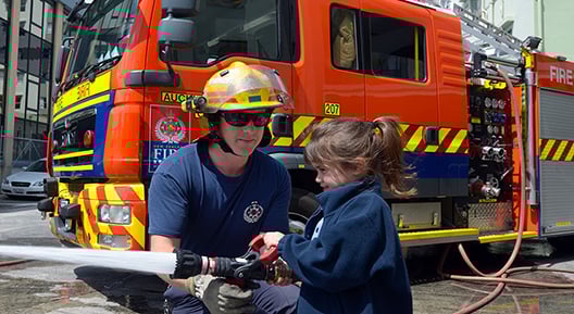 Un pompier à Auckland, en Nouvelle-Zélande : lorsque les administrations savent ce qu’elles possèdent, elles peuvent mieux utiliser leurs ressources et percevoir davantage de recettes, à hauteur de 3 % du PIB environ, qu’elles peuvent consacrer au bien-être des citoyens. (Photo : Rafael Ben-Ari/Newscom)Ben-