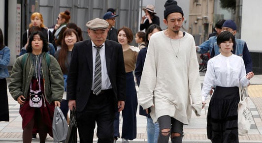 مشاة في طوكيو، اليابان: المجتمعات الشائخة تتسم بنسبة أعلى من كبار السن ويرجح أن تكون مدخراتها العامة والخاصة أقل. (الصورة: Kim Kyung Hoon/Reuters/Newscom) 