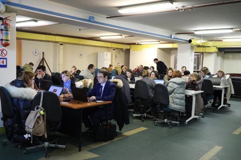 Personal del Banco Nacional de Ucrania trabajando en un sótano durante un ataque con misiles. 