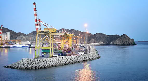 Le port de Muscat, à Oman. Les producteurs de pétrole du Golfe devraient diversifier leur économie pour réduire leur dépendance au pétrole. (photo: iStockphoto/Joesboy).