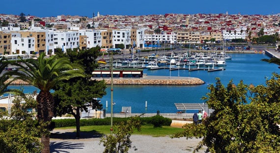 Vue sur la ville de Salé près de Rabat et sur le port de l’autre côté du fleuve Bouregreg au Maroc (Photo : Paul Brown / Alamy Stock)