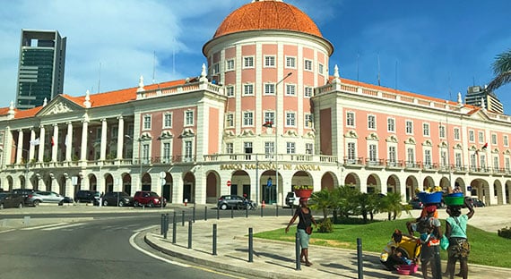 Street vendors in front of the National Bank of Angola. The Angolan government has introduced comprehensive fiscal and monetary measures to support economic activities and help the most vulnerable. (photo: rosn123/iStockphoto)