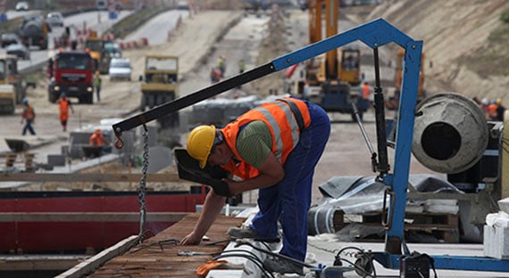 Construction worker near Gdansk, Poland. Spending more on infrastructure can help CESEE countries support the COVID-19 recovery and raise potential output. (photo: KACPER PEMPEL/REUTERS/Newscom)