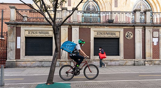 Entrega de comida en Bogotá durante la cuarentena. En Colombia, el confinamiento se alargó mucho más de lo previsto inicialmente. (Foto: Ernesto Tereñes/iStock by Getty Images)