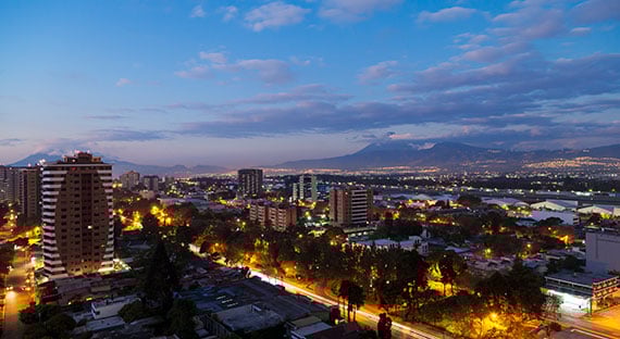 Vista de la Ciudad de Guatemala, Guatemala, al atardecer. Un mayor gasto social y en infraestructura en el país puede ayudar a estimular el crecimiento inclusivo (foto: iStock/Opla).