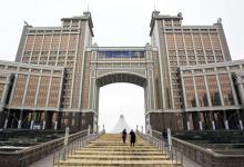 哈萨克斯坦国家石油和天然气公司（KazMunaiGas）总部：一些石油出口国（如哈萨克斯坦）正在利用近年积累起来的储备 