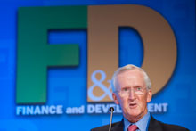 James Boughton, former IMF historian and author of two of the institution’s histories, introduces F&D’s book discussion (photo: Cliff Owen/IMF) 