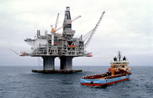 Oil platform off eastern coast of Canada. The IMF expects Canada&rsquo;s exports to strengthen in 2013 (photo: North Foto/ZUMA Press/Newscom) 