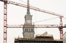 Construction in  Warsaw. Poland was first country in the region to benefit from an IMF-backed program after the Berlin Wall fell (photo: Fedosenko/Corbis) 