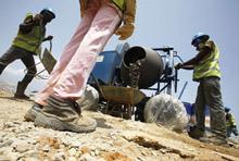 Bridge builders in Abidjan, Cote d’Ivoire: West Africa wants new financing, sources, particularly for infrastructure (photo: Thierry Gouegnon/Reuters/Newscom) 