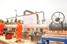 Oil pipeline in Badila, Chad: state finances, local banks highly exposed to oil price risk (photo: Brahim Adjibrahim/AFP/Getty Images/Newscom) 