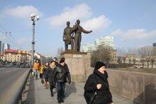 Pedestrians cross the Green Bridge in Vilnius, Lithuania. Lithuania plans to adopt the euro in 2015, joining Estonia, Latvia, and the sixteen other eurozone member countries (photo: Kit Gillet/MCT/Newscom) 