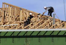 Workers install a roof in on multi-family building in Colorado. A major impulse to global growth has come from the United States, supported by a recovering real estate sector (photo: Rick Wilking/Reuters/Corbis) 