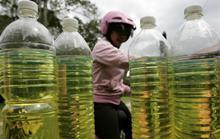 Motorcyclist buys fuel in Malaysia.  Lower oil prices offer an opportunity to lower energy subsidies, say IMF economists (photo: Zainal Abd Halim/Corbis) 