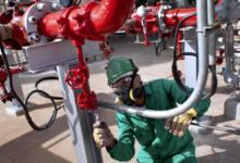 Oil worker in Barrancabermeja, Colombia: Moving toward more flexible fiscal regimes will help protect the tax base in the Andean region (photo: Bloomberg GDA Photo Service/Newscom) 