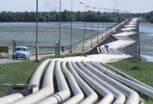 Pipelines near Port Harcourt, Nigeria, deliver oil to tankers for export. Countries heavily dependent on commodity exports are hardest hit by low commodity prices (photo: George Steinmetz/Corbis) 