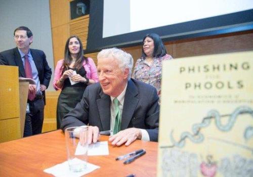 Z:\ENGLISH\IMF Survey Online\2015 Images\IMF EVENTS-Misc\AkerlofBook_3.RB1510230076_500x350.jpg