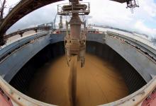 A ship loaded with soybeans at Port of Santos, Brazil.  Lower commodity prices are dampening growth in Latin America (photo: Paulo Whitaker/ Reuters / Corbis) 