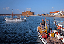 Fishermen untangling their nests in Paphos, Cyprus: The country carried out a considerable economic adjustment while keeping those most in need out of deep water (photo: Friedel Gierth/dpa/Corbis) 