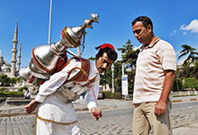 Street vendor pouring tea in Istanbul. <br>The economy is doing well, but more people should enter the formal market (photo: Marc Dozier/Hemis/Corbis) 