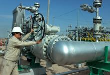 Iraqi oil worker checks pipeline valve at an oil field in Basra. Falling oil prices are weighing on growth prospects for many countries in the region (photo: Haider Al-Assadee/epa/Corbis RM) 