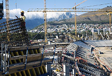 Worker on construction site in South Africa: Corruption reduces resources available for public investment, resulting in a negative impact on growth (photo: Per-Anders Pettersson/Gettyimages) 