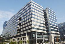 Sede del FMI: Dos d&eacute;cadas de reformas han transformado fundamentalmente el C&oacute;digo de Transparencia del FMI, y eso ha reforzado la obligaci&oacute;n de rendici&oacute;n de cuentas de la instituci&oacute;n (foto: FMI). 