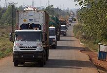 Convoi de camions transportant des marchandises &agrave; Bangui (R&eacute;publique centrafricaine) : il est crucial d&rsquo;investir dans les infrastructures pour insuffler une nouvelle vigueur &agrave; l&rsquo;&eacute;conomie r&eacute;gionale (photo: Siegfried Modola/Reuters/Newscom) 