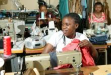 Atelier de confection &agrave; Gaborone. Le Botswana  est un des pays d&rsquo;Afrique confront&eacute;s au &laquo;pi&egrave;ge du revenu interm&eacute;diaire&raquo; (photo: Heiner Heine/Newscom) 