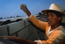 Ouvrier du b&acirc;timent &agrave; Mexico. La croissance &eacute;conomique devrait s&rsquo;acc&eacute;l&eacute;rer au Mexique, mais le retard de la reprise aux &Eacute;tats-Unis et un fl&eacute;chissement de l&rsquo;activit&eacute; dans le secteur du b&acirc;timent ont amen&eacute; &agrave; r&eacute;viser &agrave; la baisse les pr&eacute;visions pour 2014 (photo : Keith Dannemiller/Corbis). 