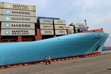 Port de conteneurs &agrave; Qingdao, Shandong, en Chine. L&rsquo;exc&eacute;dent du pays s&rsquo;est presque r&eacute;duit de moiti&eacute; par rapport au PIB mondial entre&nbsp;2008 et&nbsp;2013 (photo: Yu angping/FeatureChina/Newscom). 