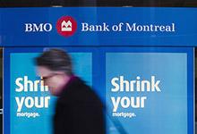 Un passant devant une banque &agrave; Toronto au Canada: les six plus grandes banques du pays dominant le secteur financier (photo: Mark Blinch/Reuters) 
