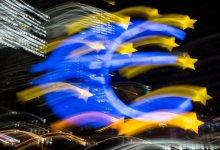 Le symbole de l&rsquo;euro &agrave; Francfort (Allemagne). L&rsquo;action ferme de la Banque centrale europ&eacute;enne a dop&eacute; la confiance et am&eacute;lior&eacute; la situation financi&egrave;re (photo : Borisa Roessler/epa/Corbis) 