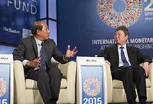 Le Directeur g&eacute;n&eacute;ral adjoint du FMI M. Min Zhu s&rsquo;entretient avec M. Florencio Barsana Abad des objectifs de d&eacute;veloppement durable pendant les R&eacute;unions de printemps (photo : FMI) 