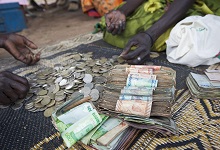 Des femmes ougandaises participant &agrave; un programme de microfinance comptent pi&egrave;ces et billets. Bien que son syst&egrave;me financier soit peu d&eacute;velopp&eacute;, l&rsquo;Ouganda a stabilis&eacute; ses taux courts et adopt&eacute; un r&eacute;gime de ciblage de l&rsquo;inflation (photo : Macduff Everton/National Geographic/Corbis) 
