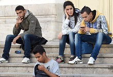De jeunes Tunisiens sur les marches du th&eacute;&acirc;tre dans la capitale. Le nouveau programme de la Tunisie s'attaque au ch&ocirc;mage &eacute;lev&eacute; (photo: Fethi Belaid/Gettyimages) 