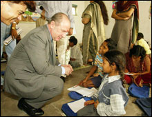 Rodrigo de Rato visiting a primary education learning center in New Delhi, India