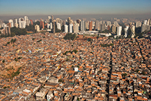 Parque Real favela and upscale Morumbi neighborhood, São Paulo, Brazil.