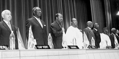 (De gauche  droite) Les Prsidents Pedro Pires(Cap-Vert), John Kufuor (Ghana) et Alpha Omar Konare (Mali); M.Mohamed Chambas (Secrtaire excutif de l’UEMOA), les Prsidents Abdoulaye Wade (Sngal), Laurent Gbagbo (Cte d’Ivoire), OlusegunObasanjo (Nigria) et Mathieu Krkou (Bnin), au sommet du Nouveau Partenariat pour l’Afrique (NEPAD), en mai 2002.