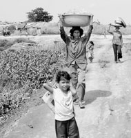 Famille d’agriculteurs au Cambodge. Le pays, qui bénéficie de la FRPC, connaît la pire sécheresse de son histoire récente.