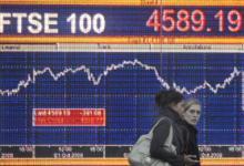 Pedestrians walk past a graph of the London stock market: a sharp drop in liquidity can threaten financial stability (photo: Toby Melville/Reuters) 