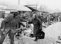 La Iniciativa CEI-7 tiene por objeto mejorar las condiciones de vida en la antigua Unión Soviética. A la derecha, mercado agrícola de Moldova, uno de los países beneficiarios.