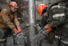 Рабочие на нефтяной платформе в России: при динамичных темпах роста в регионе, отчасти благодаря более низким ценам на нефть, спрос в России снижается по мере корректировки экономики (фото: Герд Людвиг /National Geographic Creative/Corbis). 